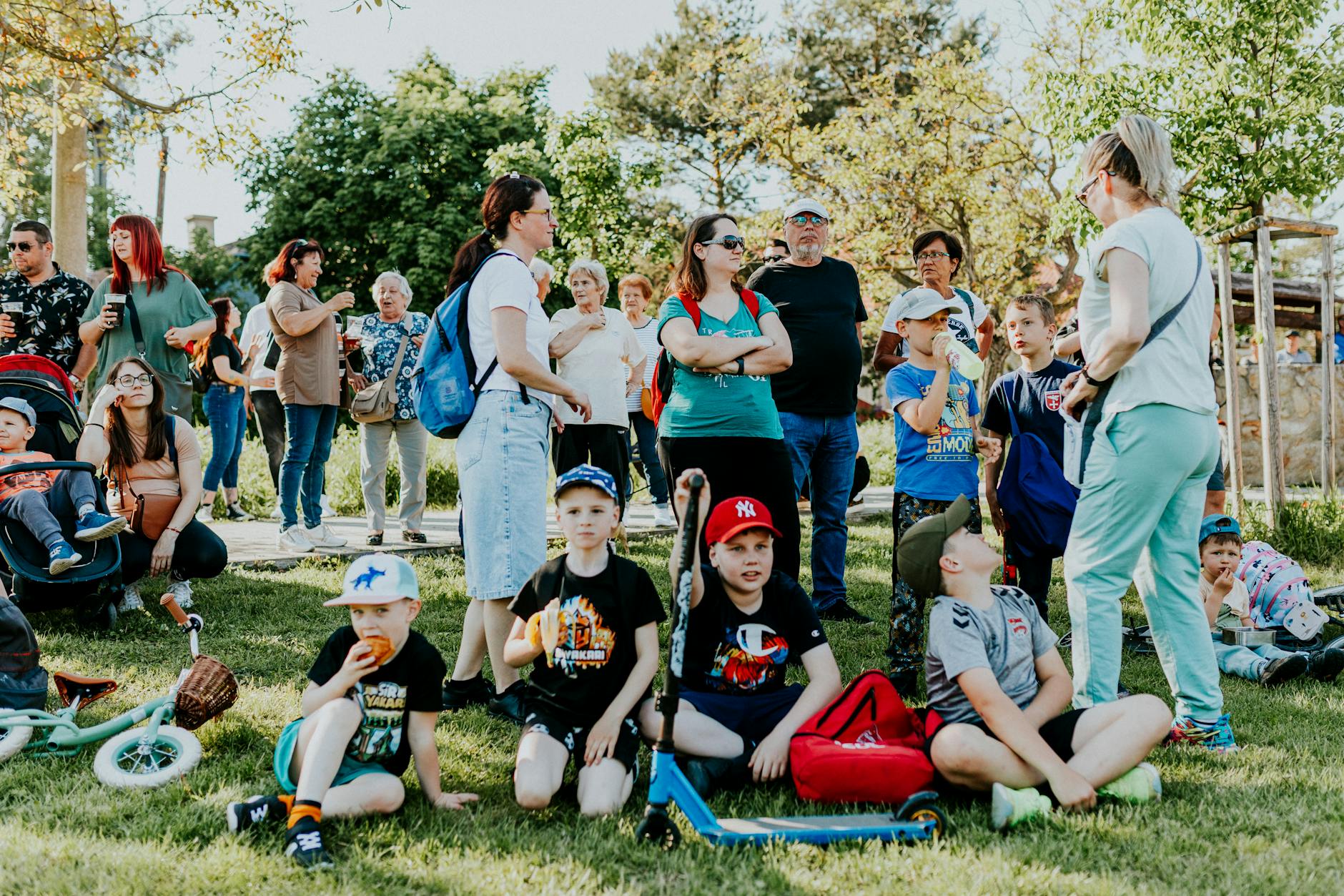 Ilustracja symbolizująca Dzień Ziemi z elementami przyrody i miasta Rydułtowy